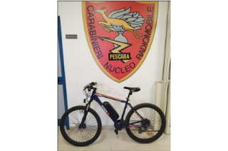 Pescara - Bici elettrica sospetta e arnesi da scasso, denunciato 35enne